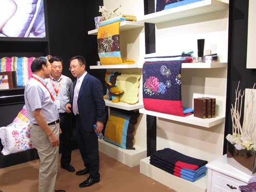 ���Z��Ʒ�ƼҼ�չ������A