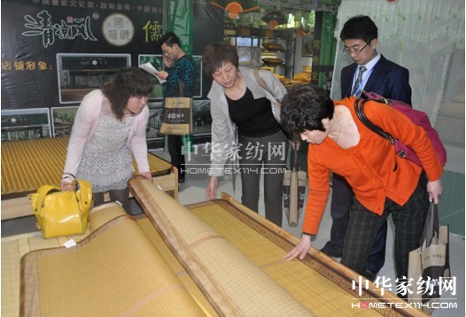 ������ϯ������L(f��ng)��ϯ��Ʒ�l(f��)����(hu�� )�A�M(m��n)�Y��