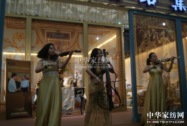 �Ҽ�չ������Ů+С��������