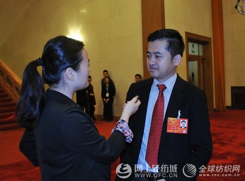 �P(gu��n)ע�ɕ�(hu�� ):���L(f��ng)��̤���¾ֶ�����