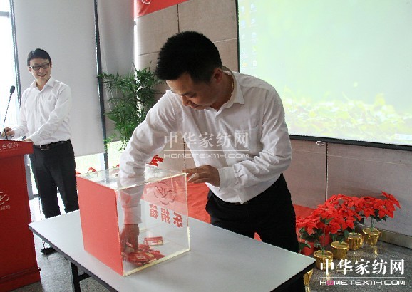 �Ϸ�����ж�32�d�����ػݹ��A�M(m��n)��Ļ