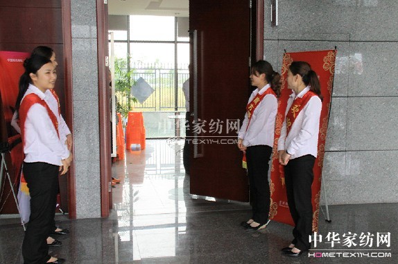 �Ϸ�����ж�32�d�����ػݹ��A�M(m��n)��Ļ