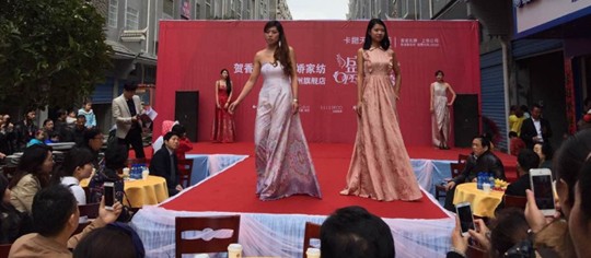 ��ۿ�����ɼҼ����Ͼ��ݵ������K���(y��ng)��ͬ���_(k��i)�I(y��)���F��(ch��ng)��