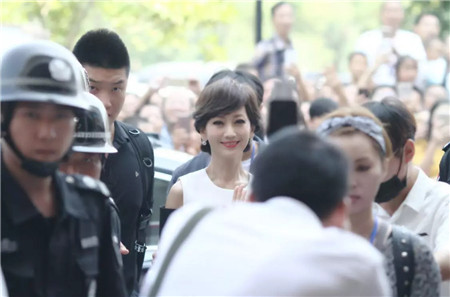 �w��֥�@�G���಩��Ҽ�����ɼ���W���R˹��(zhu��n)�u(m��i)��������F��(ch��ng)