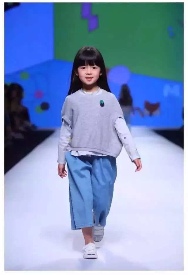 �r(sh��)���OӋ���R��FASHIONSHOWCASE���z����(hu�� )�ɞ麼�ݕr(sh��)��ƽ�_