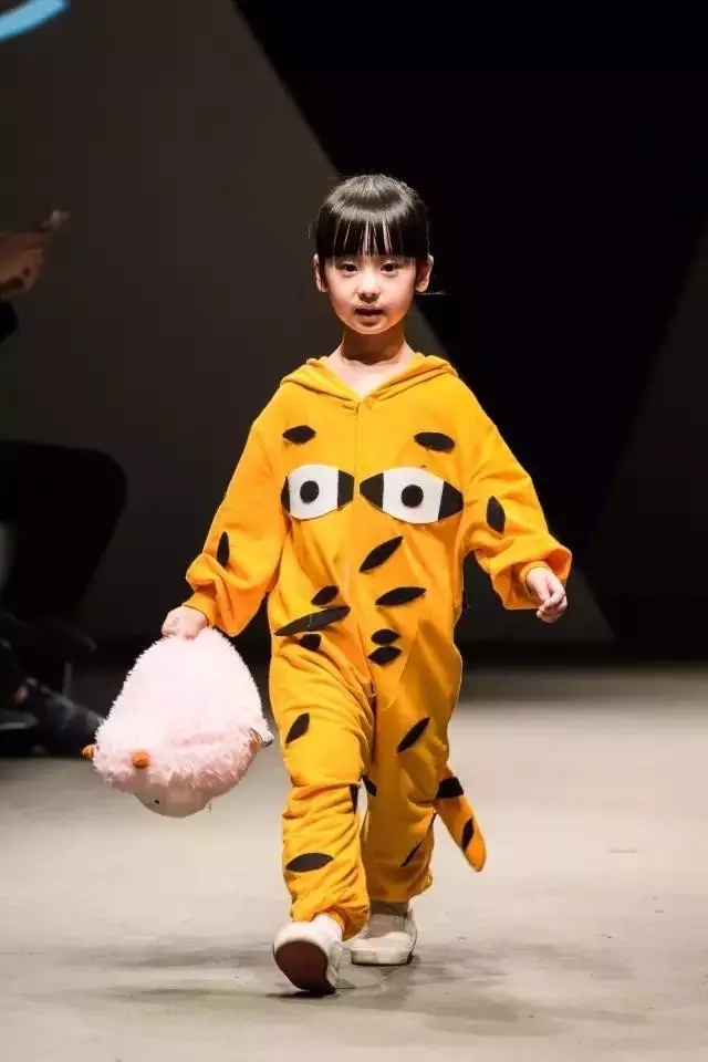 �r(sh��)���OӋ���R��FASHIONSHOWCASE���z����(hu�� )�ɞ麼�ݕr(sh��)��ƽ�_