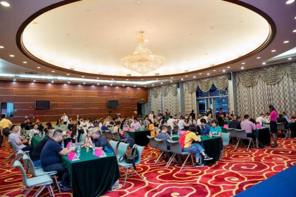 ���ڶYƷ�Ҿ�չ����ʢ��Ļȫ�̸������c(di��n)����