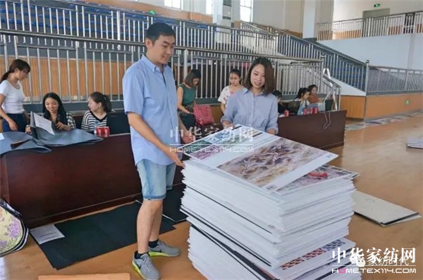 �ư���һ��(ch��ng)ɫˇ�p�^�Į�(hu��)�������ں�������չ�_(k��i)����