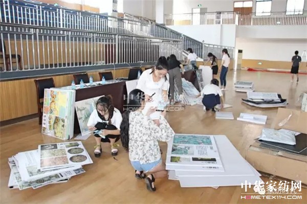 �ư���һ��(ch��ng)ɫˇ�p�^�Į�(hu��)�������ں�������չ�_(k��i)����