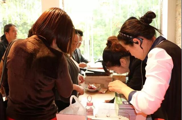 ���Լ�����ϯ˯�߹�|(zh��)�Pʢ�Ҽ������(hu�� )���f����˯�������x��