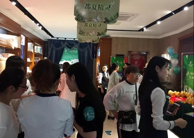 ���Լ�����ϯ˯�߹�|(zh��)�Pʢ�Ҽ������(hu�� )���f����˯�������x��