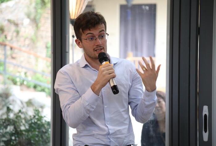 ����Ȼ���ؾ�����������һ��(ch��ng)���ӵİl(f��)����(hu�� )