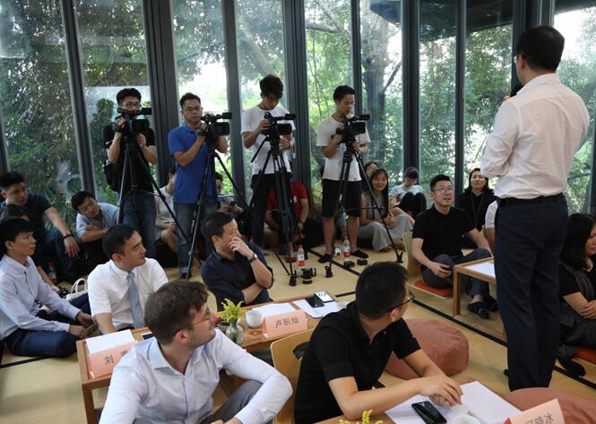 ����Ȼ���ؾ�����������һ��(ch��ng)���ӵİl(f��)����(hu�� )