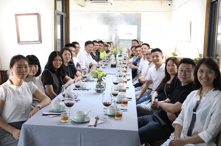 ����Ȼ���ؾ�����������һ��(ch��ng)���ӵİl(f��)����(hu�� )